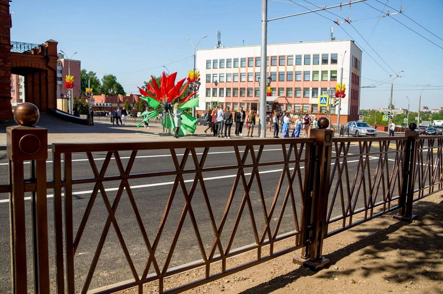 Оригинальное ограждение от могилёвского металлургического завода украсило улицу Комсомольскую в Могилёве (ФОТО)