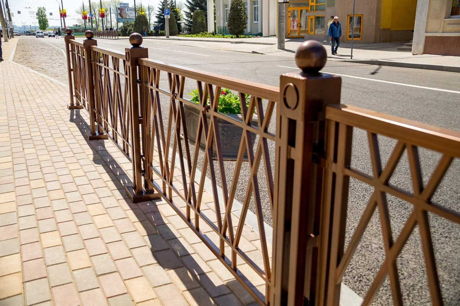 Оригинальное ограждение от могилёвского металлургического завода украсило улицу Комсомольскую в Могилёве (ФОТО)